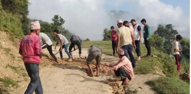 अछाममा स्थानीयद्वारा श्रमदान बाटै तीन किलोमीटर सडक मर्मत