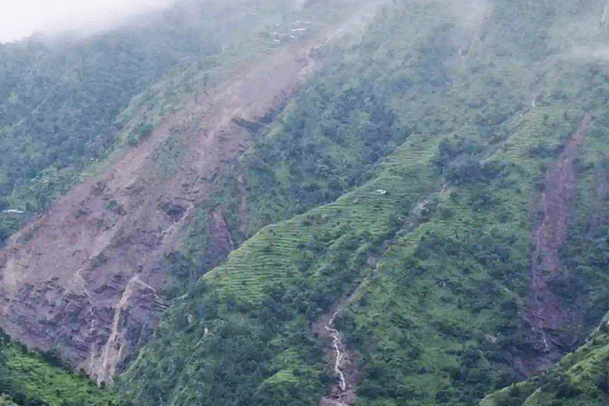 दोलखामा पहिरोमा पुरिएर बाबुछोरा बेपत्ता