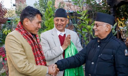 जसपाका नेता कार्यकर्तालाई ओलीले गरे एमालेमा स्वागत