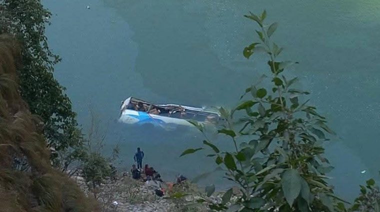 यात्रुवाहक बस तामाकोशी नदीमा खस्यो, ५ जनाको मृत्यु