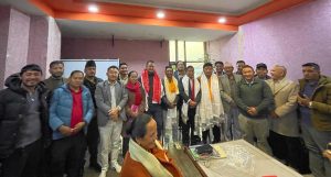 दोलखामा कांग्रेस छाडेर तरुण दलका नेताहरु एमाले प्रवेश