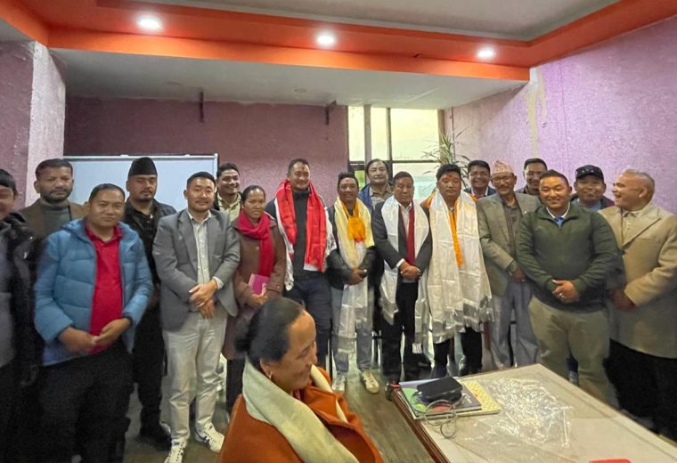 दोलखामा कांग्रेस छाडेर तरुण दलका नेताहरु एमाले प्रवेश